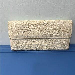 VEARI Genuine Crocodile Off White Clutch Bag.
